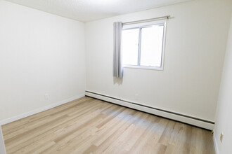 Loftus Manor in Calgary, AB - Building Photo - Building Photo