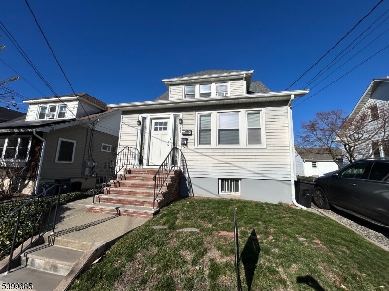 256 E 7th St in Clifton, NJ - Building Photo