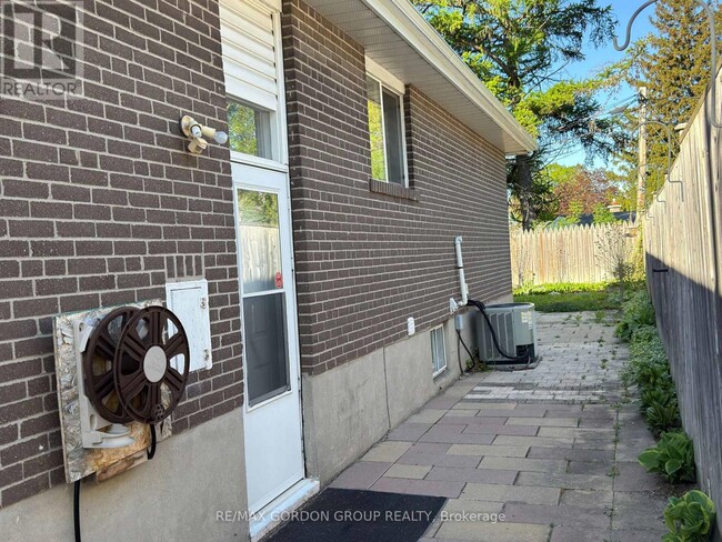 111 Bayview Pkwy in Newmarket, ON - Building Photo - Building Photo