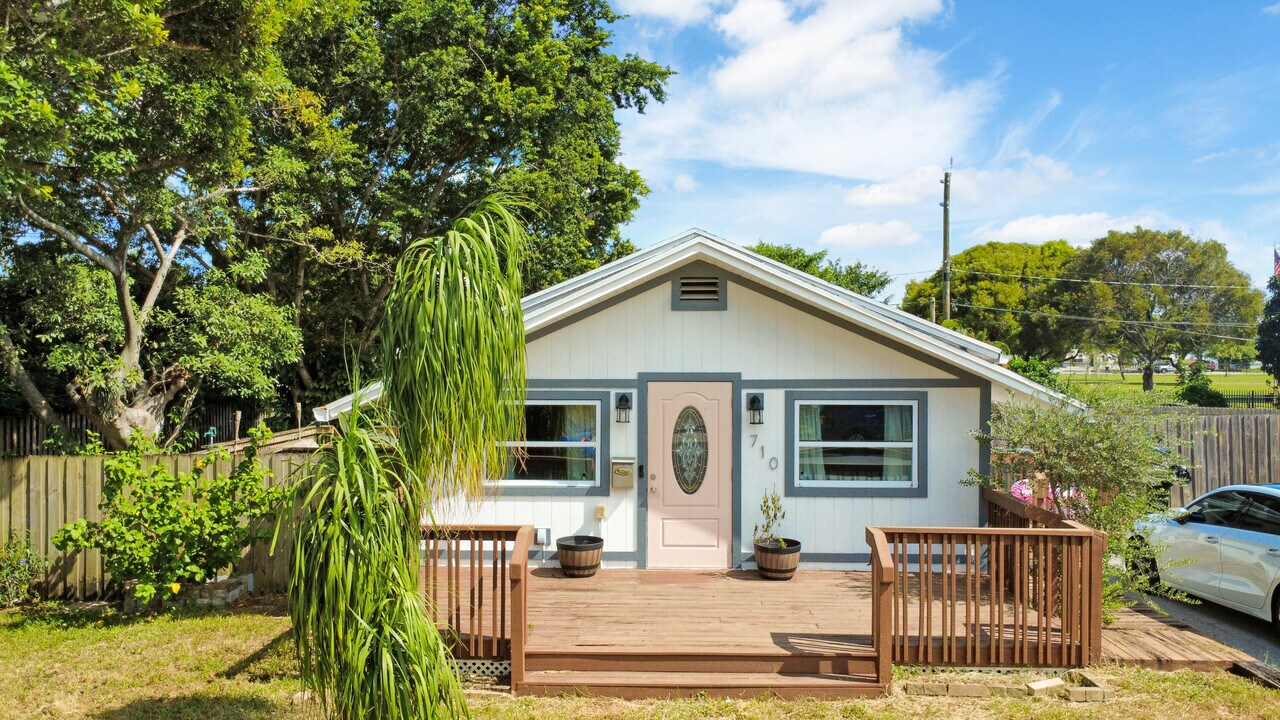 710 S Pine St in Lake Worth Beach, FL - Building Photo