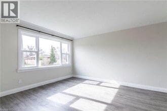 2337 Barclay Rd in Burlington, ON - Building Photo - Building Photo