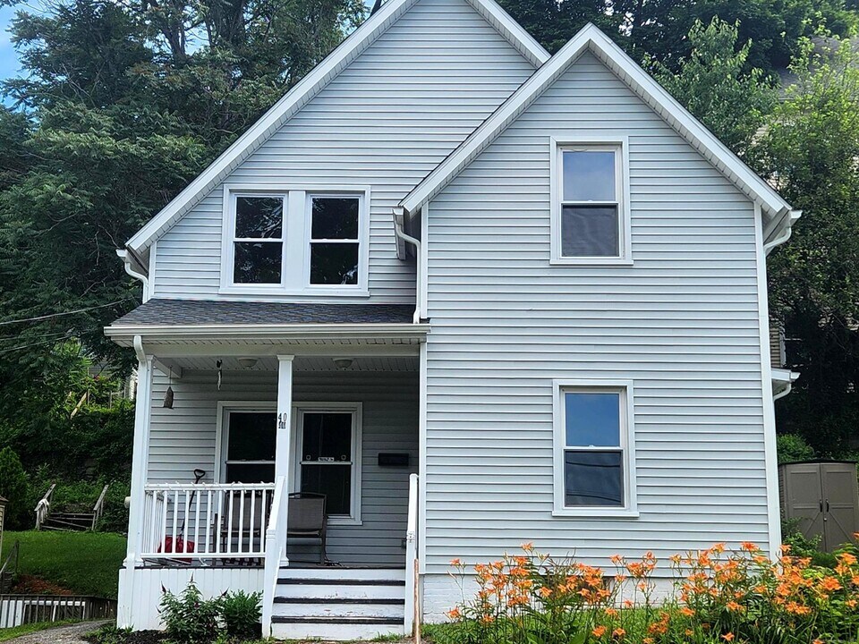 40 Oak St in Norwich, CT - Building Photo