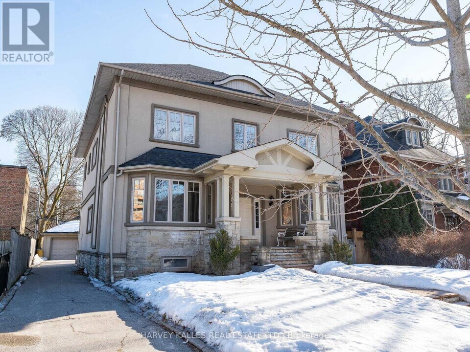 19 Alexandra Blvd in Toronto, ON - Building Photo