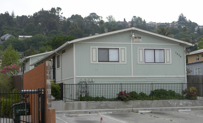 7628 MacArthur Blvd in Oakland, CA - Building Photo - Building Photo