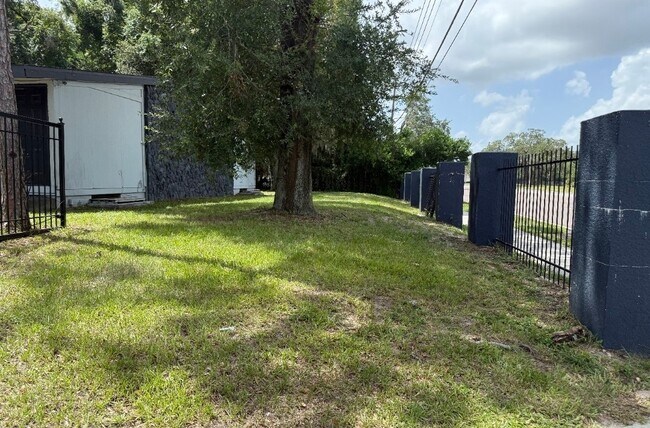 4927 N Pine Hills Rd, Unit One bedroom