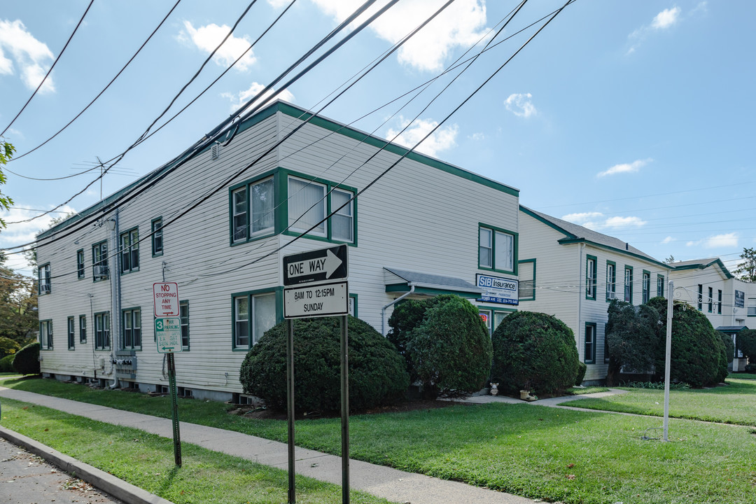 20 Saint James Pl in Lynbrook, NY - Building Photo