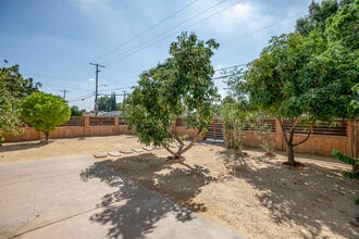 18605 Valerio St in Reseda, CA - Building Photo - Building Photo