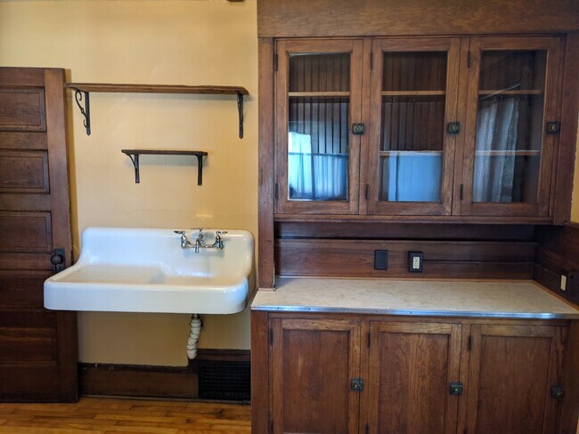 1228 6th St S, Unit Sunny Upper