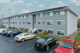 Creekview Estates in Lockport, NY - Foto de edificio - Building Photo