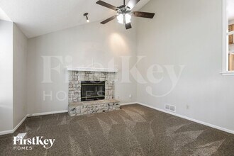 517 SE Onyx Dr in Lee's Summit, MO - Building Photo - Building Photo