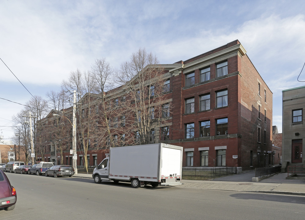 200 Galt Rue in Montréal, QC - Building Photo