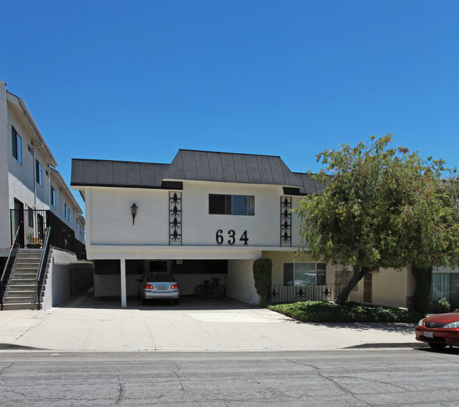 634 E Tujunga Ave in Burbank, CA - Foto de edificio - Building Photo