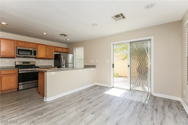 6043 St Petersburg Dr in Las Vegas, NV - Building Photo - Building Photo