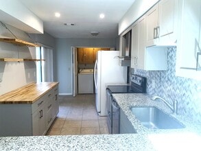 5429 Vineland Rd, Unit 00 in Orlando, FL - Building Photo - Building Photo