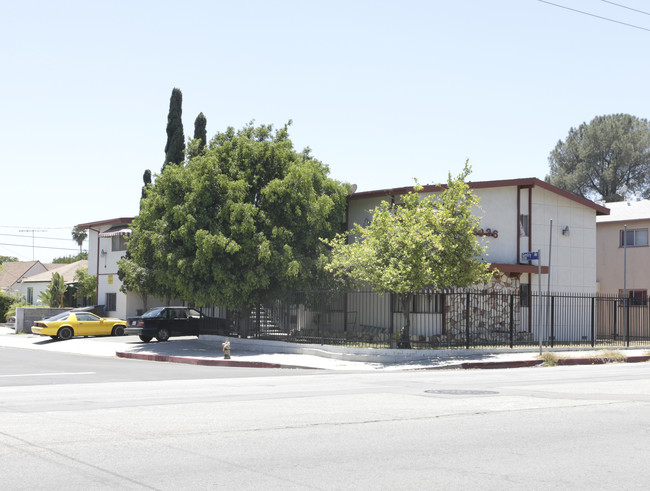 11936 Vanowen St in North Hollywood, CA - Foto de edificio - Building Photo