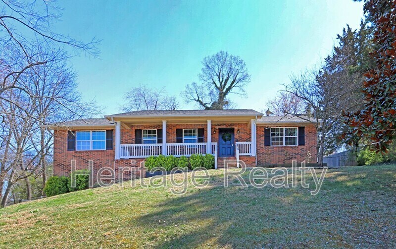 9608 Clearwater Dr in Knoxville, TN - Building Photo