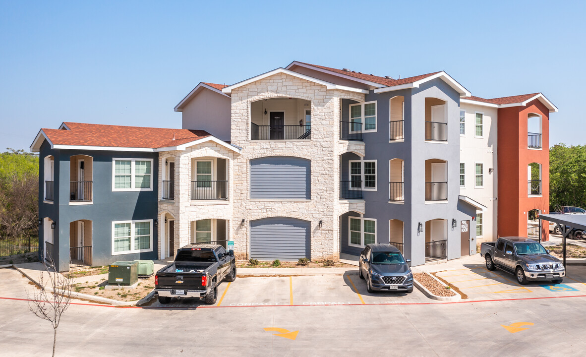 La Marquesa Apartments in San Antonio, TX - Foto de edificio