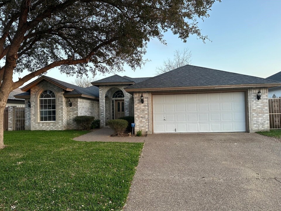 1803 Lemonwood Dr in Laredo, TX - Building Photo