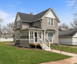 324 E Commercial St in Appleton, WI - Building Photo