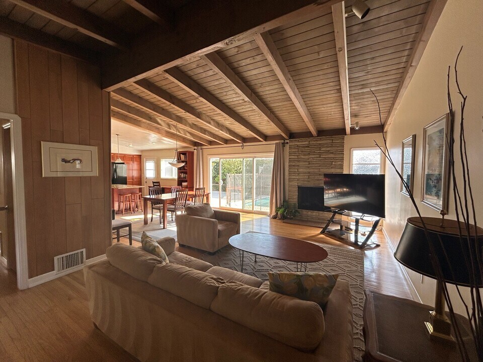 5835 Babbitt Ave in Encino, CA - Building Photo