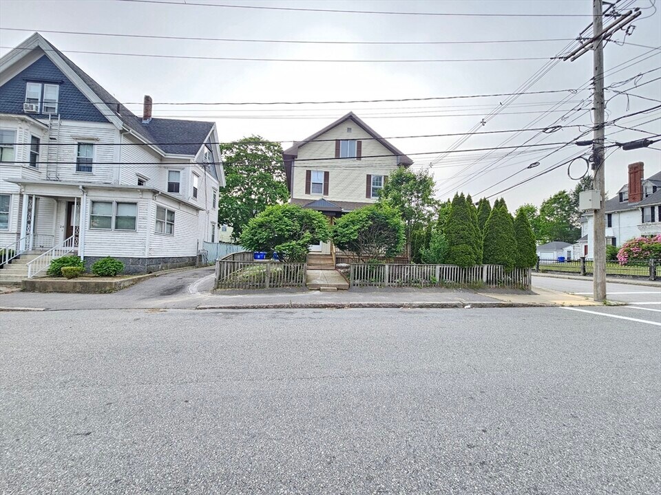 28 Cedar St in Taunton, MA - Building Photo