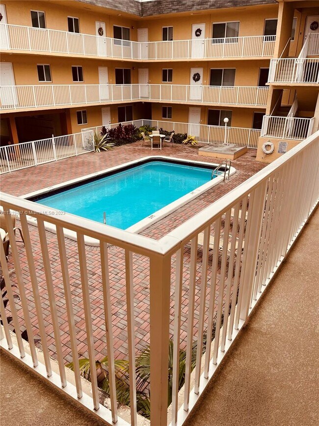 7910 Taft St-Unit -209 in Pembroke Pines, FL - Foto de edificio - Building Photo