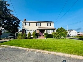 2 Pleasantville Dr in Bayville, NY - Building Photo