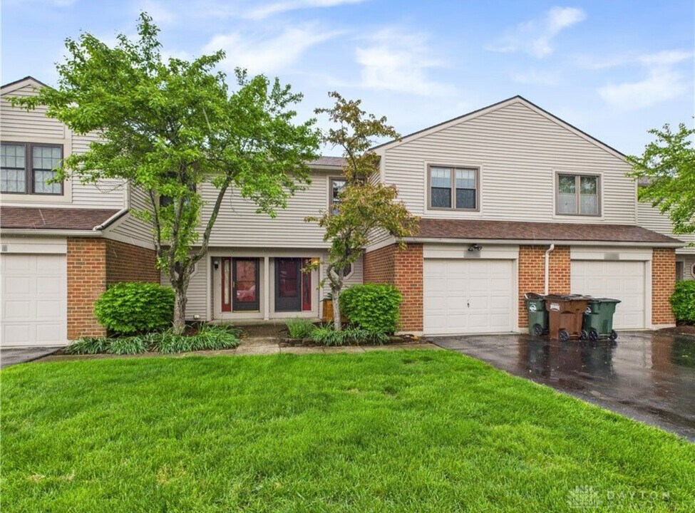 2396 Fieldstone Cir in Fairborn, OH - Building Photo