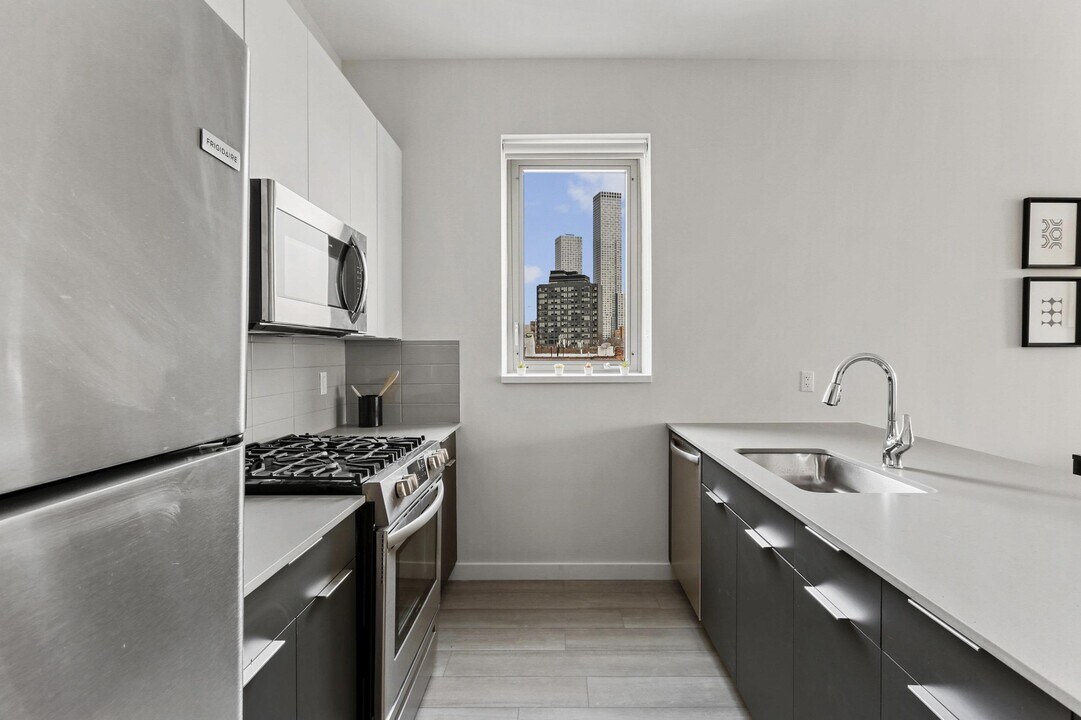 75 Jordan Ave in Jersey City, NJ - Building Photo