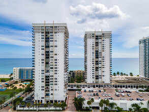 Quadomain Valencia Tower in Hollywood, FL - Building Photo - Building Photo