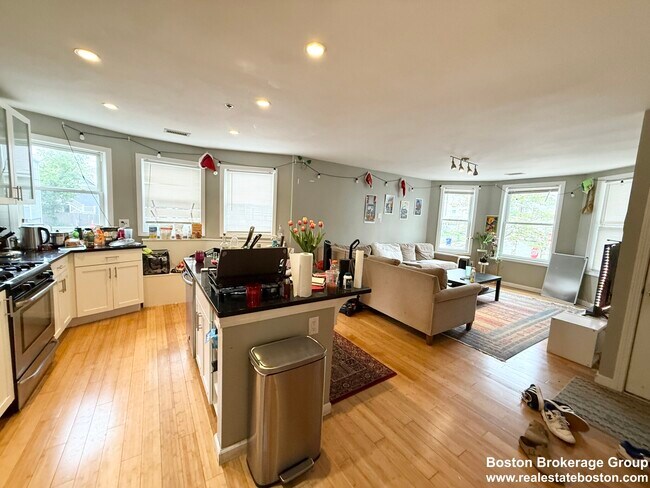 110 Chester St, Unit #1 in Boston, MA - Building Photo - Building Photo