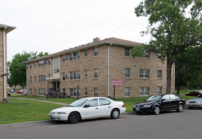 8200 31st St W in St. Louis Park, MN - Building Photo - Building Photo