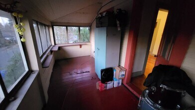 9330 N Charleston Ave, Unit Attic Room in Portland, OR - Building Photo - Building Photo