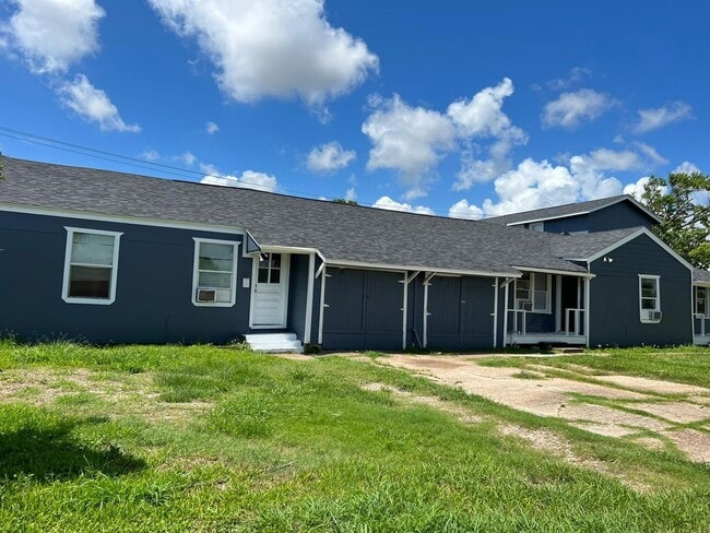 527 W 8th St in Freeport, TX - Building Photo - Building Photo