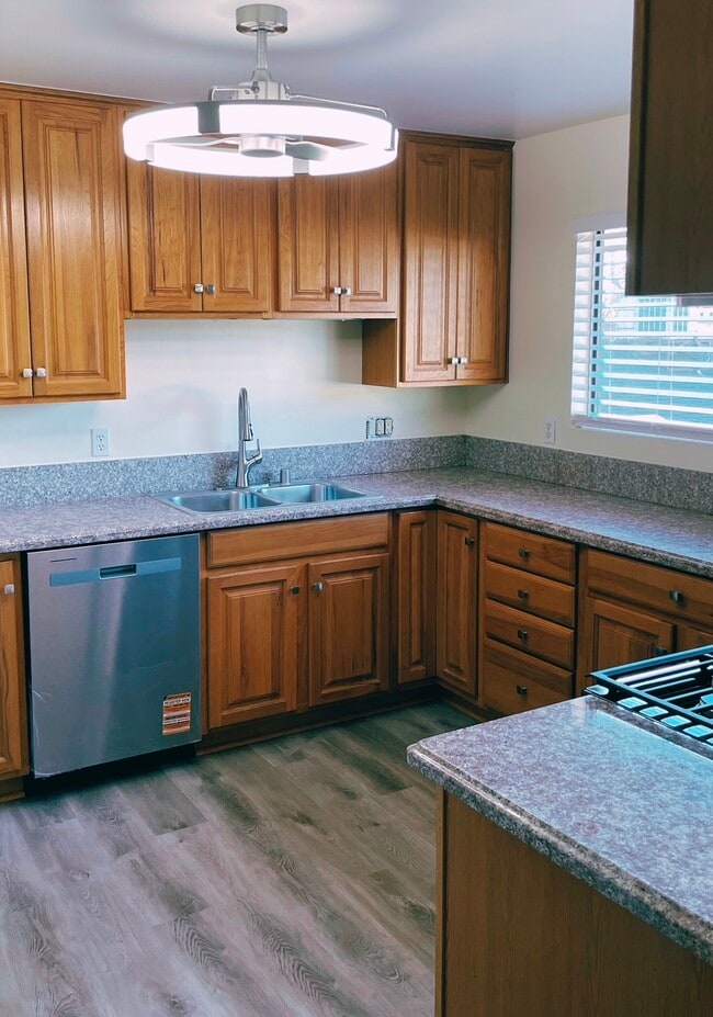 842 N Screenland Dr, Unit #C in Burbank, CA - Building Photo - Building Photo