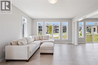 18 Everton Dr in Guelph, ON - Building Photo - Building Photo