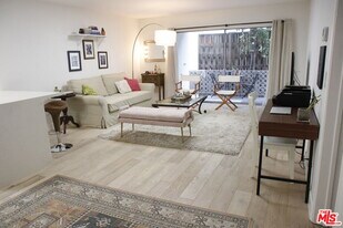 10240 Camarillo St in Los Angeles, CA - Building Photo