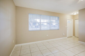 7311 Miramar Pkwy in Miramar, FL - Building Photo - Building Photo