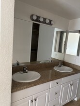 21520 Burbank Blvd, Unit 303 in Woodland Hills, CA - Building Photo - Building Photo