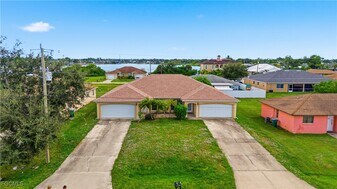 516-518 SE 5th Pl in Cape Coral, FL - Building Photo