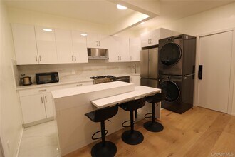 66-56 Saunders St in Queens, NY - Building Photo - Building Photo