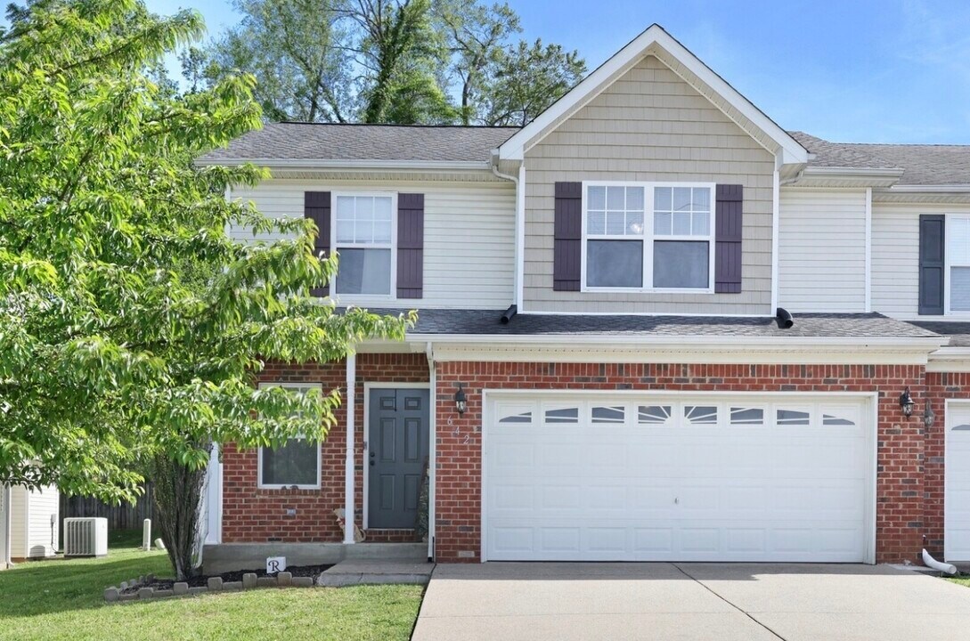 642 Ken Pilkerton Dr in Smyrna, TN - Foto de edificio