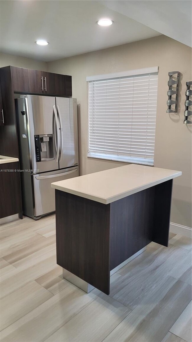 330 Racquet Club Rd, Unit 204 in Weston, FL - Building Photo - Building Photo