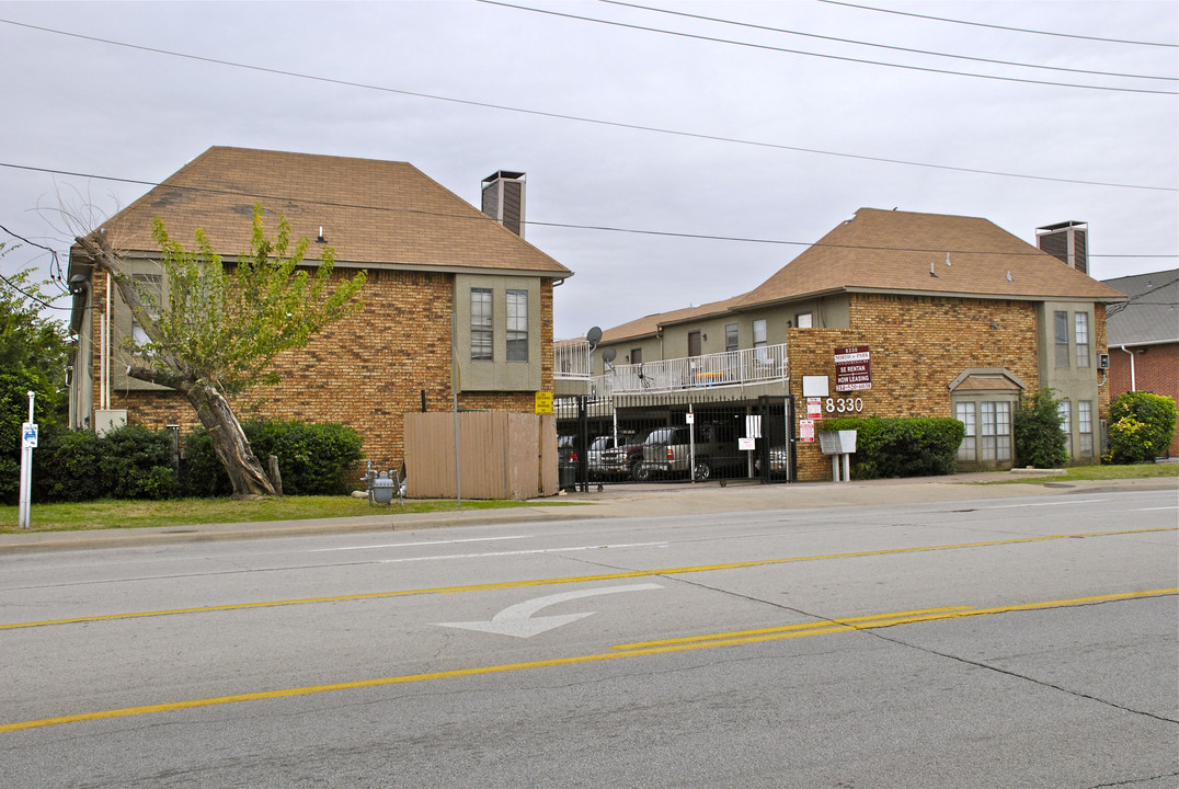 8330 Park Ln in Dallas, TX - Foto de edificio