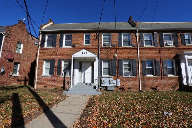 912 Quincy St NE