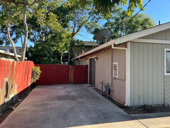 2247 Park St in Livermore, CA - Foto de edificio - Building Photo