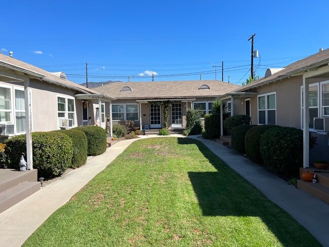 428 N Glenwood Plz, Unit 422.5 N Glenwood Pl in Burbank, CA - Building Photo - Building Photo