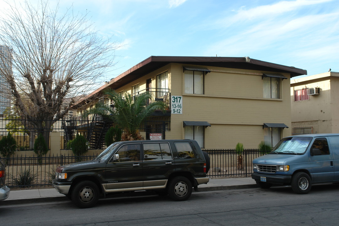 317 W Cincinnati Ave in Las Vegas, NV - Building Photo