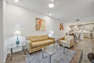 375 Camino De La Reina in San Diego, CA - Foto de edificio - Building Photo