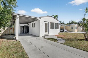 642 SW 11th St in Hallandale Beach, FL - Building Photo